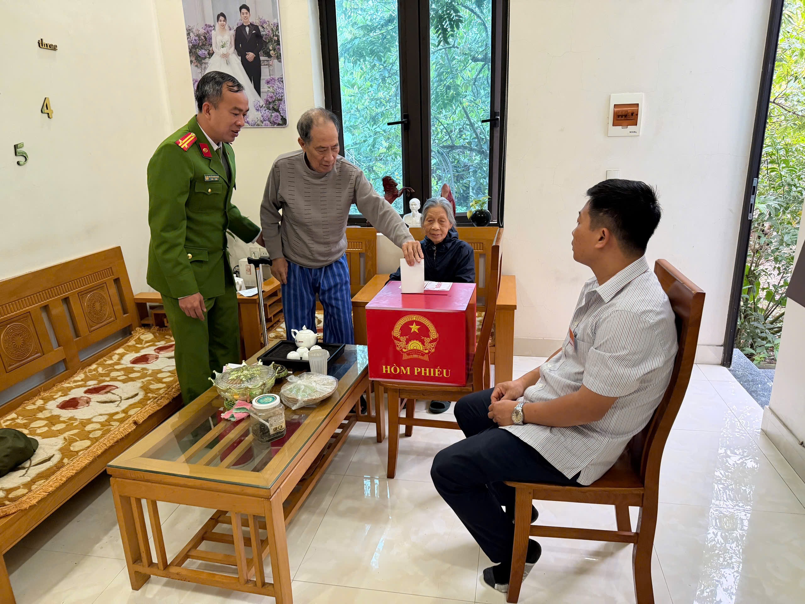 Công an xã Hà Nam triển khai phương án bảo đảm an ninh, trật tự và hỗ trợ cử tri bầu cử